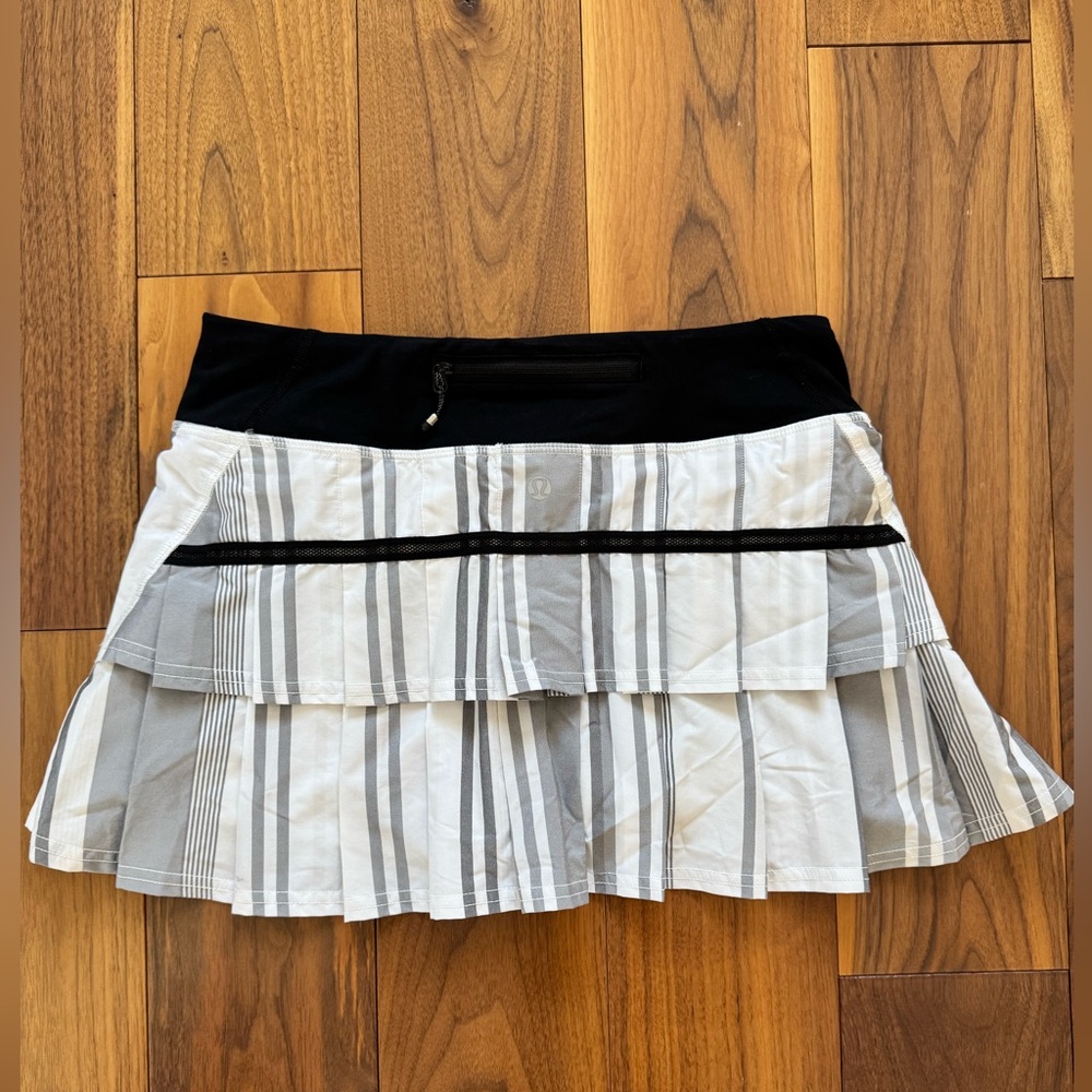 LULULEMON Run: Pace Setter Skirt in Groovy Stripe Nimbus black white grey sz 4 - Picture 15 of 16